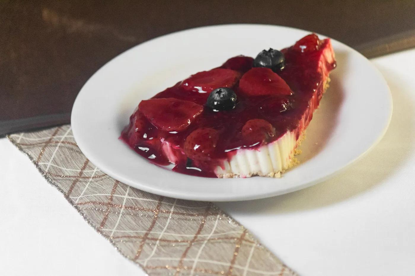 Postre gourmet con base crocante y sabor intenso.