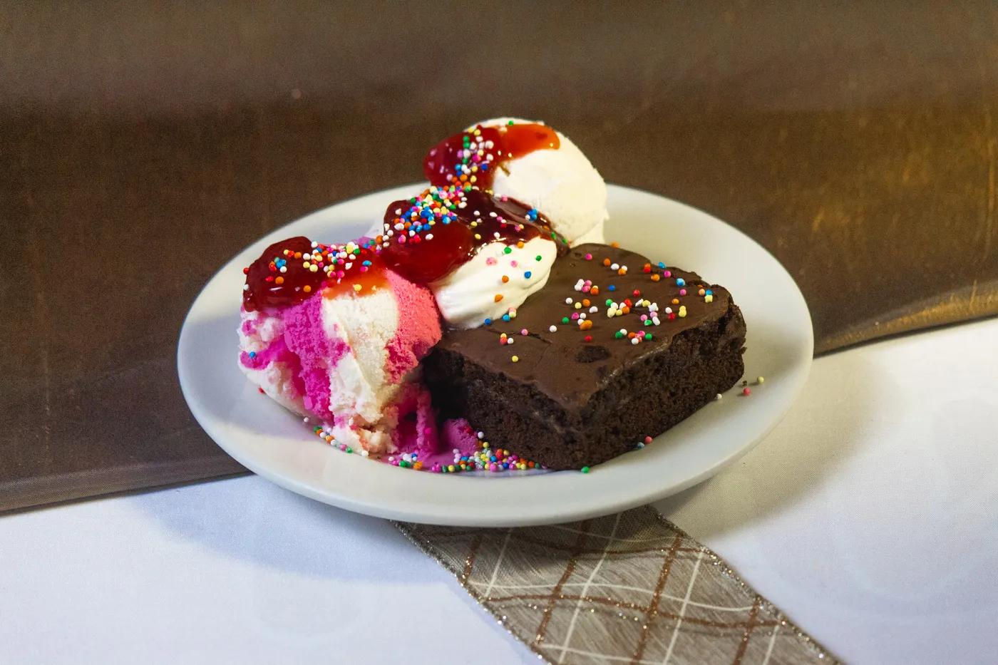 Brownie caliente con helado cremoso que activa emociones.