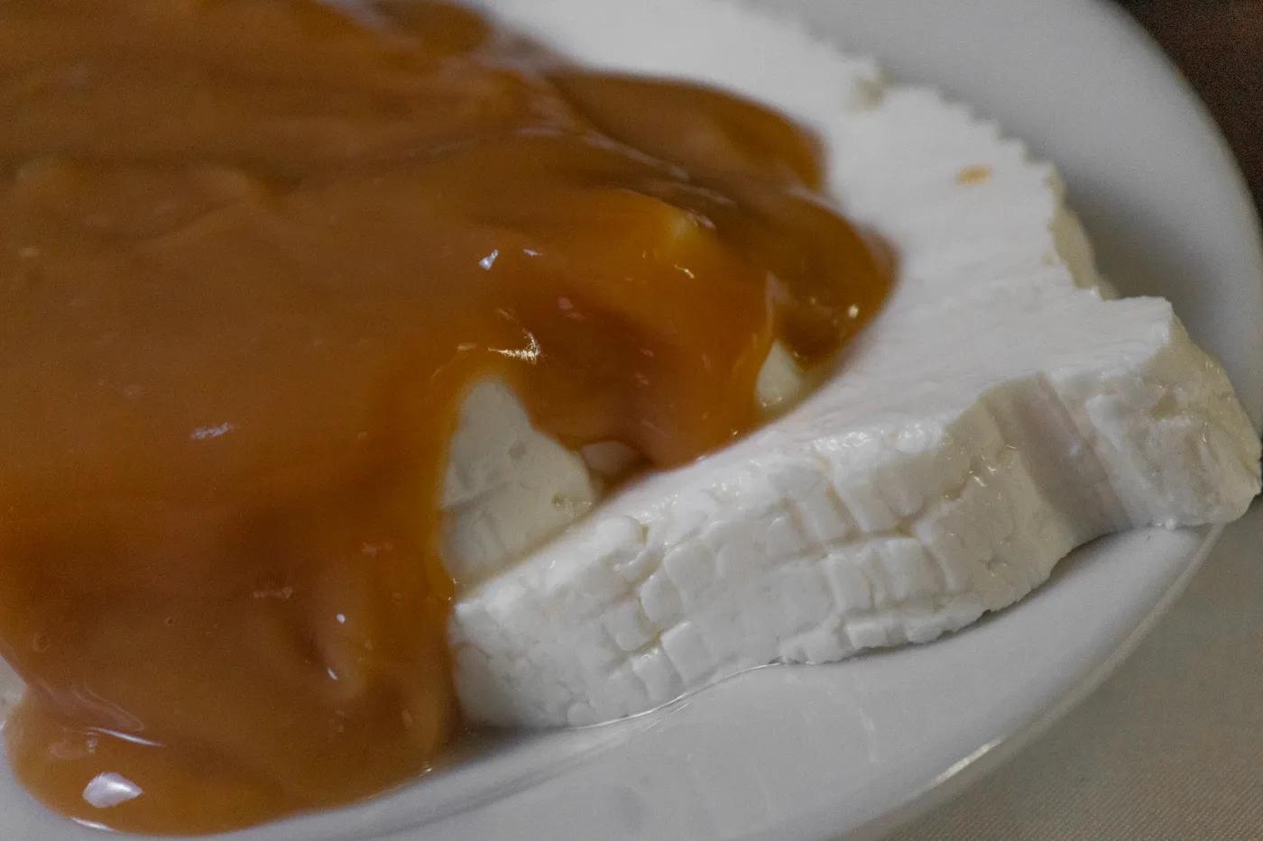 Cuajada fresca con arequipe cremoso.