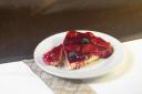 Cheesecake con frutos rojos frescos.
