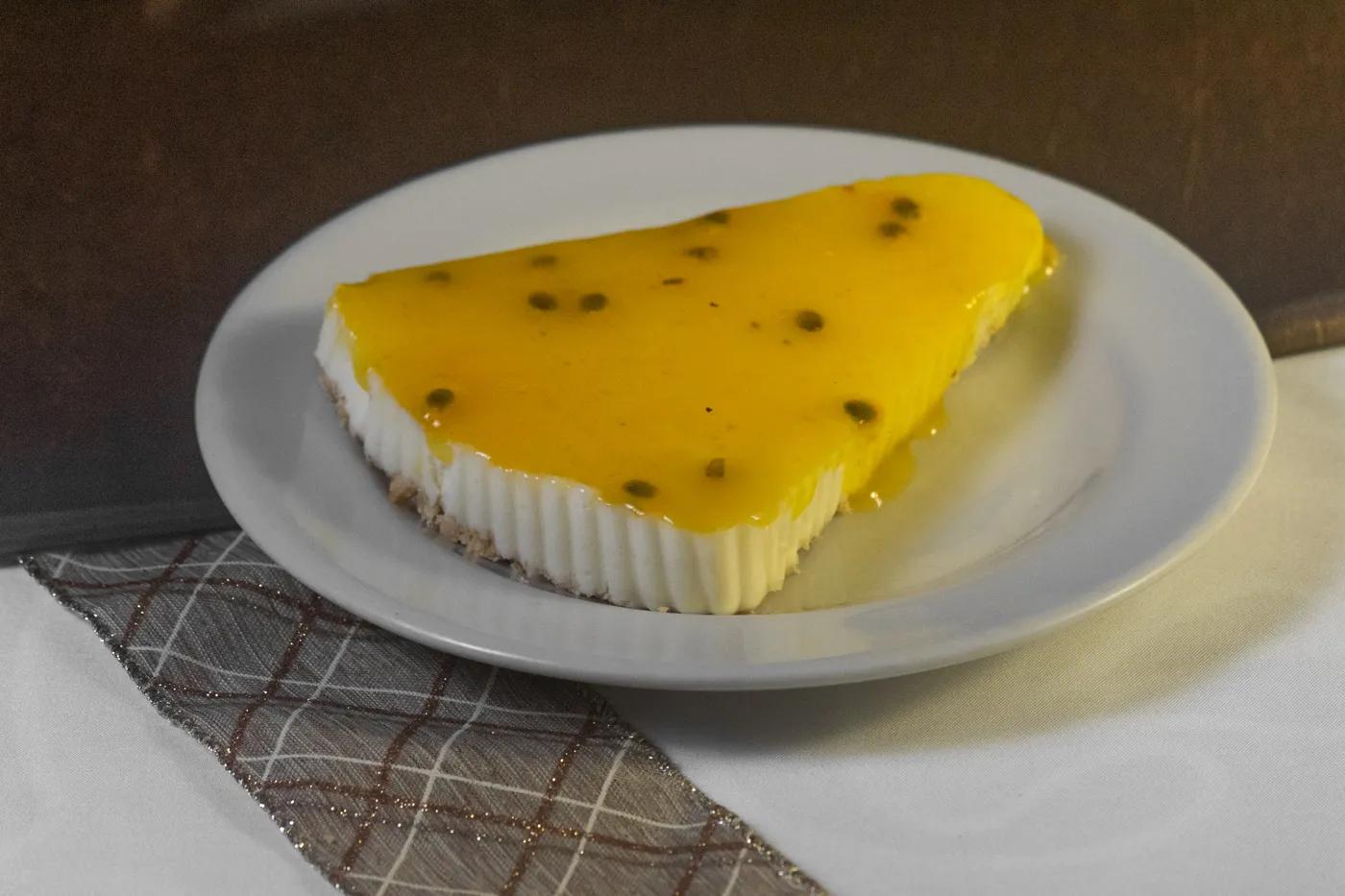 Postre cheesecake con salsa de maracuyá