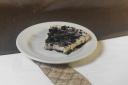 Postre cremoso con base de Oreo crujiente