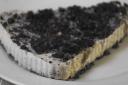 Cheesecake con topping de galletas Oreo.