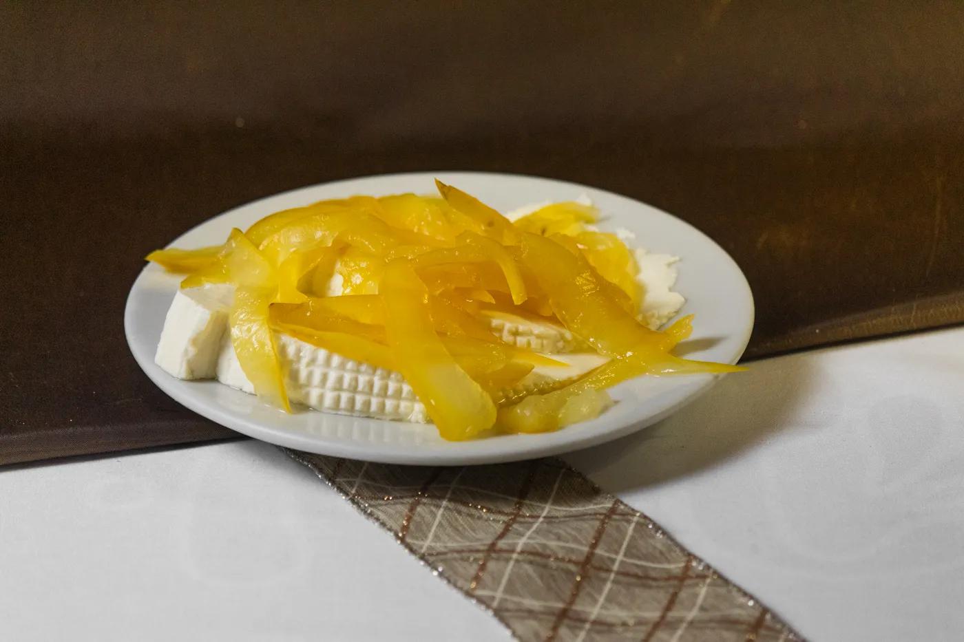 Postre artesanal de cuajada y fruta.