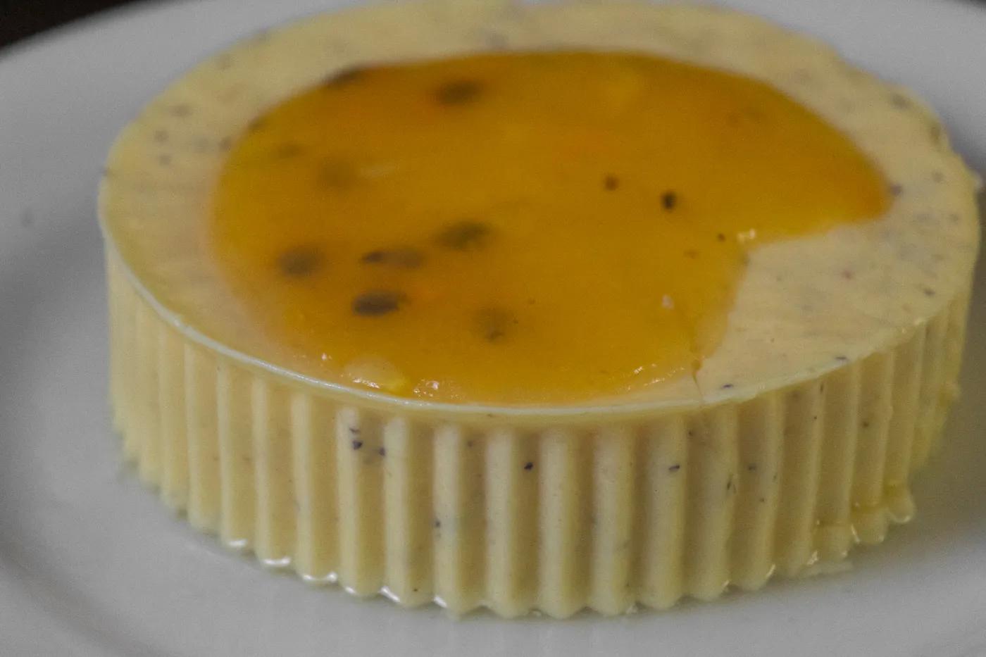 Postre aireado con topping de maracuyá