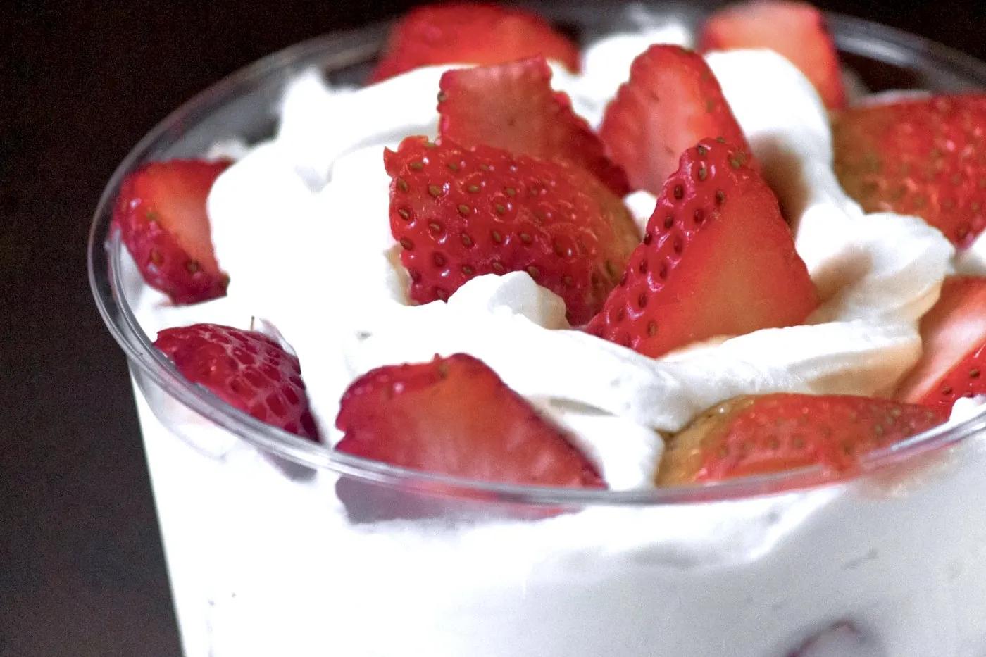 Postre de fresas con crema suave