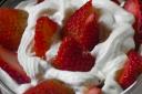 Fresas dulces con crema esponjosa
