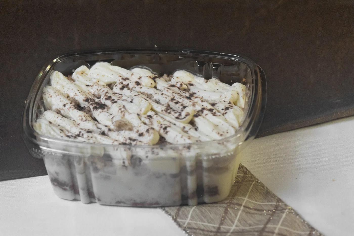 Postre húmedo y esponjoso en porción generosa.