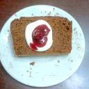 porción de pastel de chocolate con cobertura