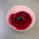 Mousse artesanal con frutos rojos frescos